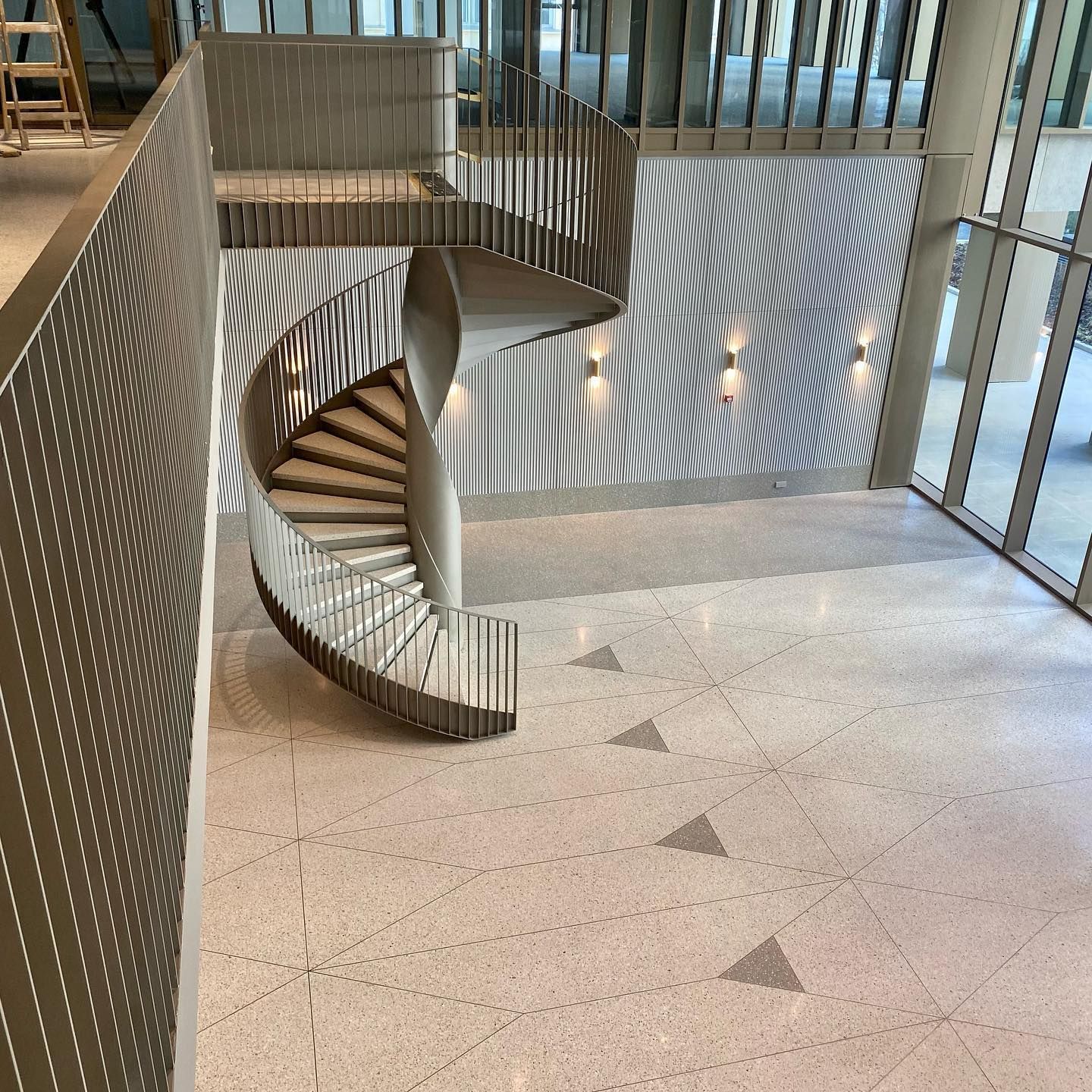 Sol en terrazzo à motifs géométriques