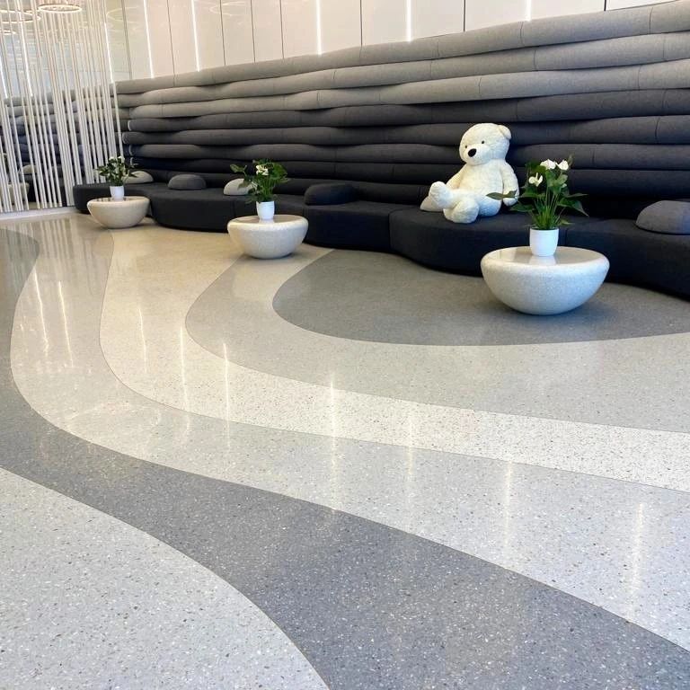 Terrazzo de couleur beige unie et banc avec de la végétation