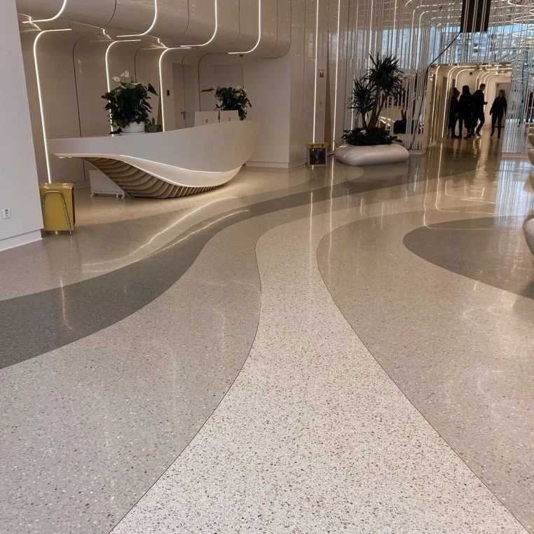 Salle d'attente avec fauteuils roses