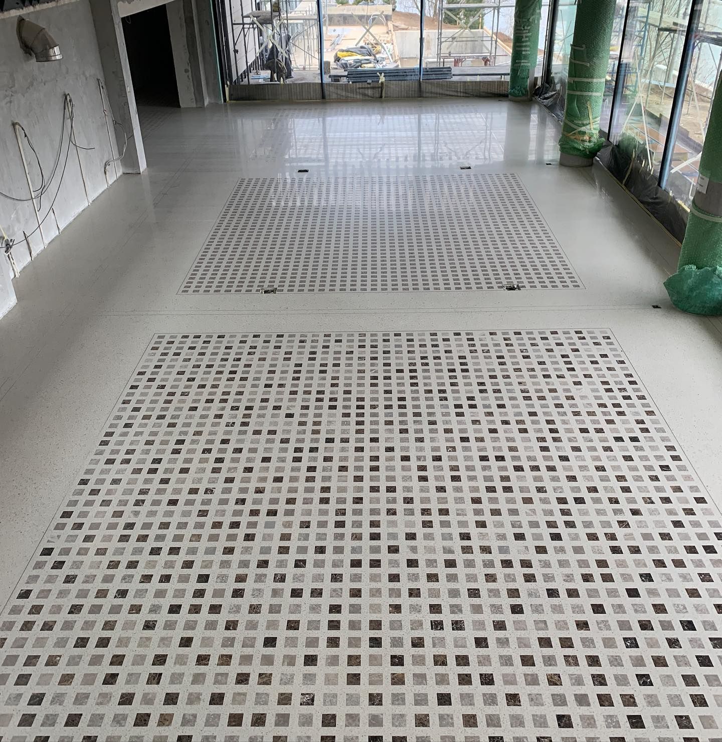 Sol en terrazzo rose et bleu foncé