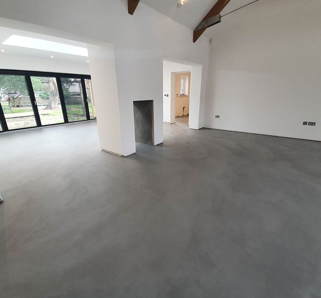 Grand salon avec un sol en béton ciré