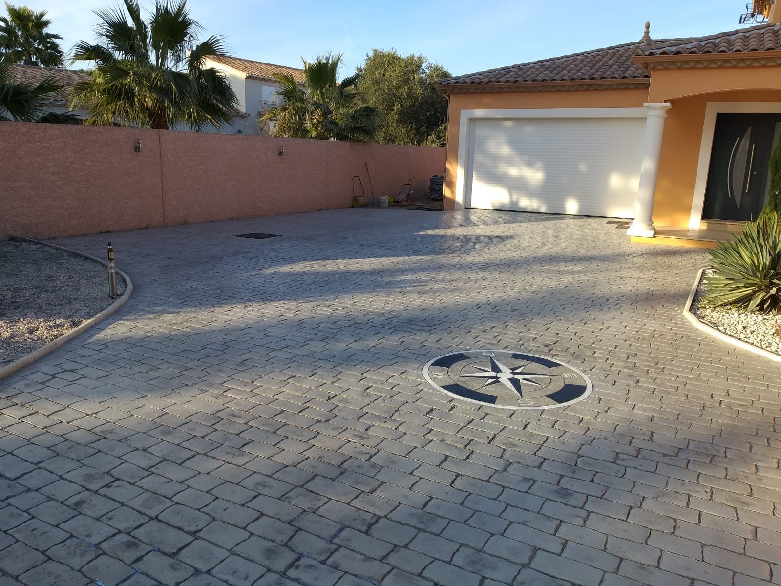 Une entrée de maison pavée