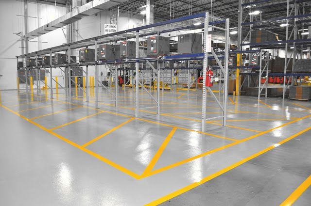 Grande pièce vide avec sol en résine polyuréthane