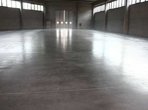 Grand entrepôt vide