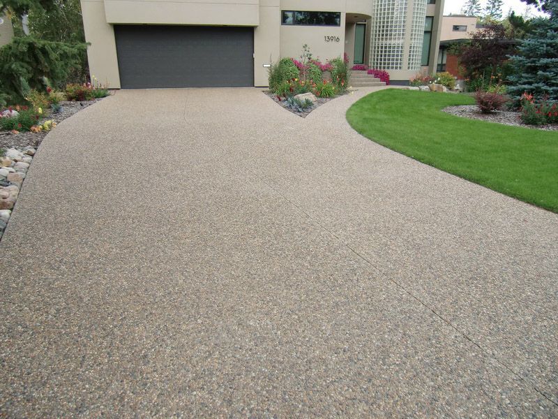 Petite cour avec du béton désactive