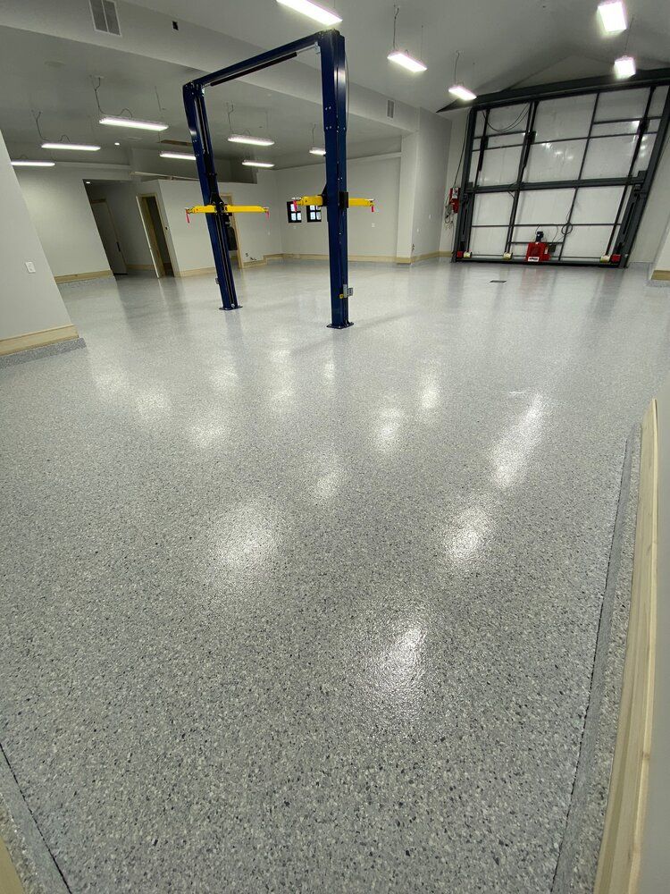 Un garage avec du sol en résine flocon