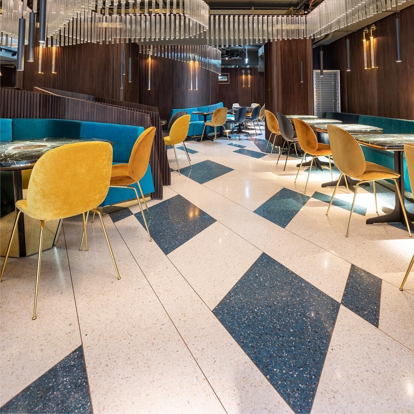 Escalier d'intérieur en terrazzo bleu foncé