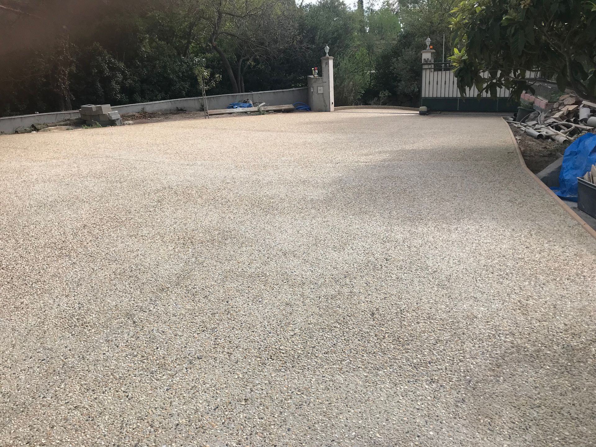 Cour en béton désactivé beige