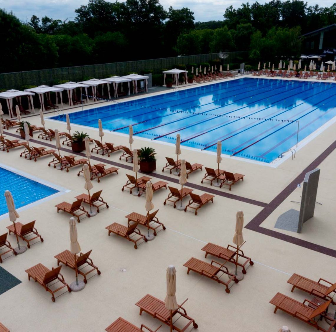 Une piscine et une terrasse en moquette en granulats en marbre