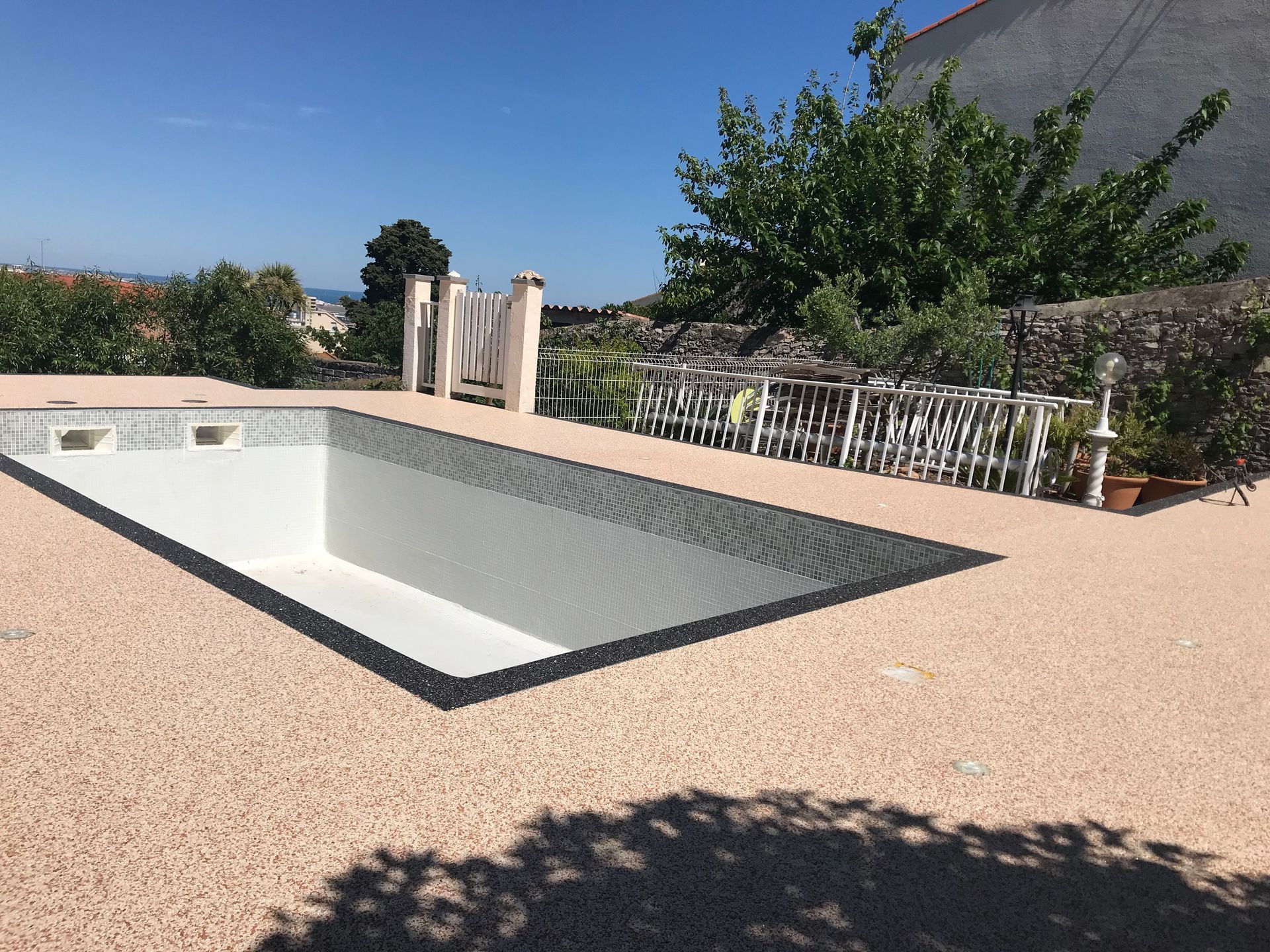 Une piscine avant le remplissage du bassin