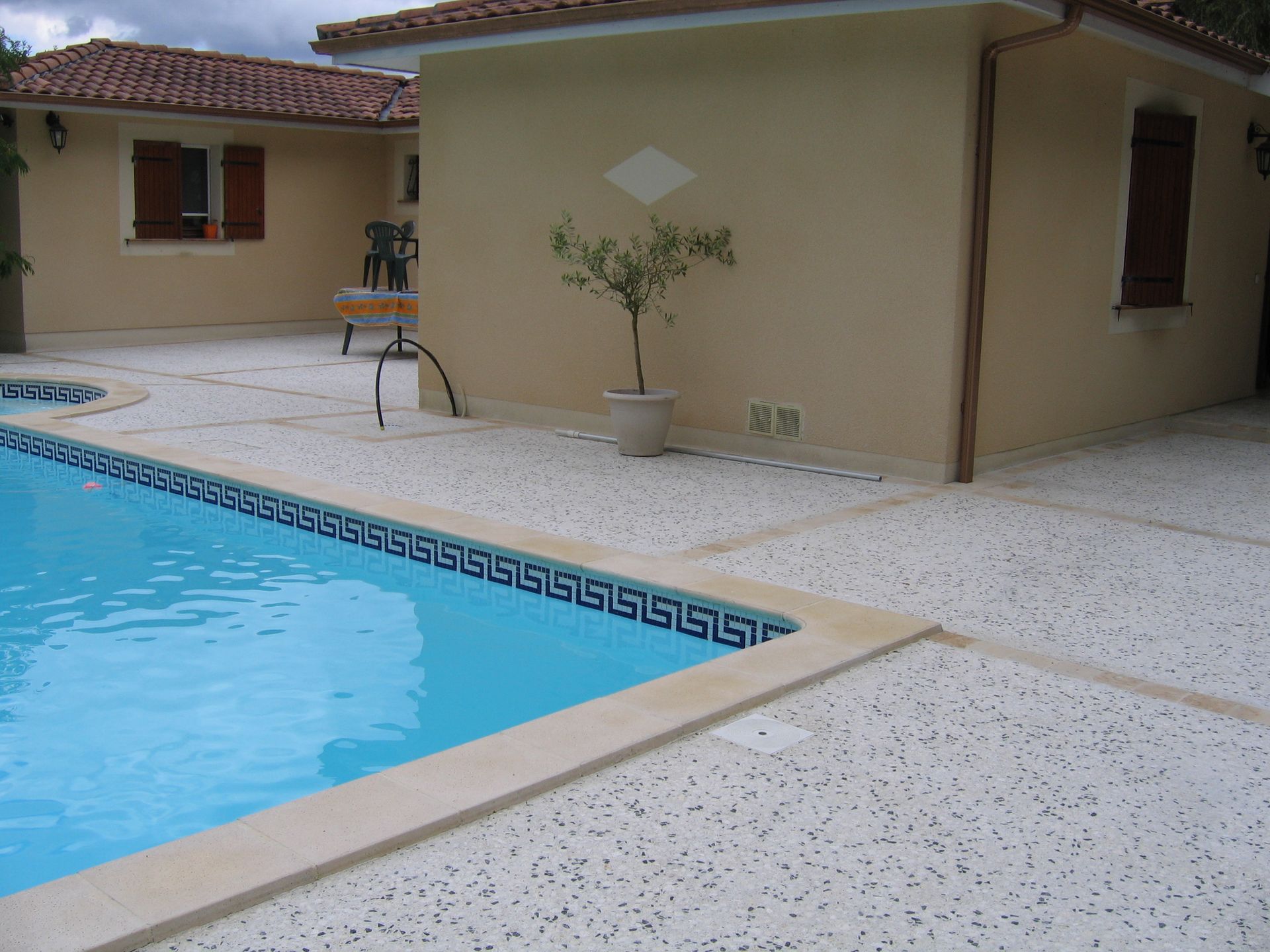 Une piscine entourée d'une terrasse