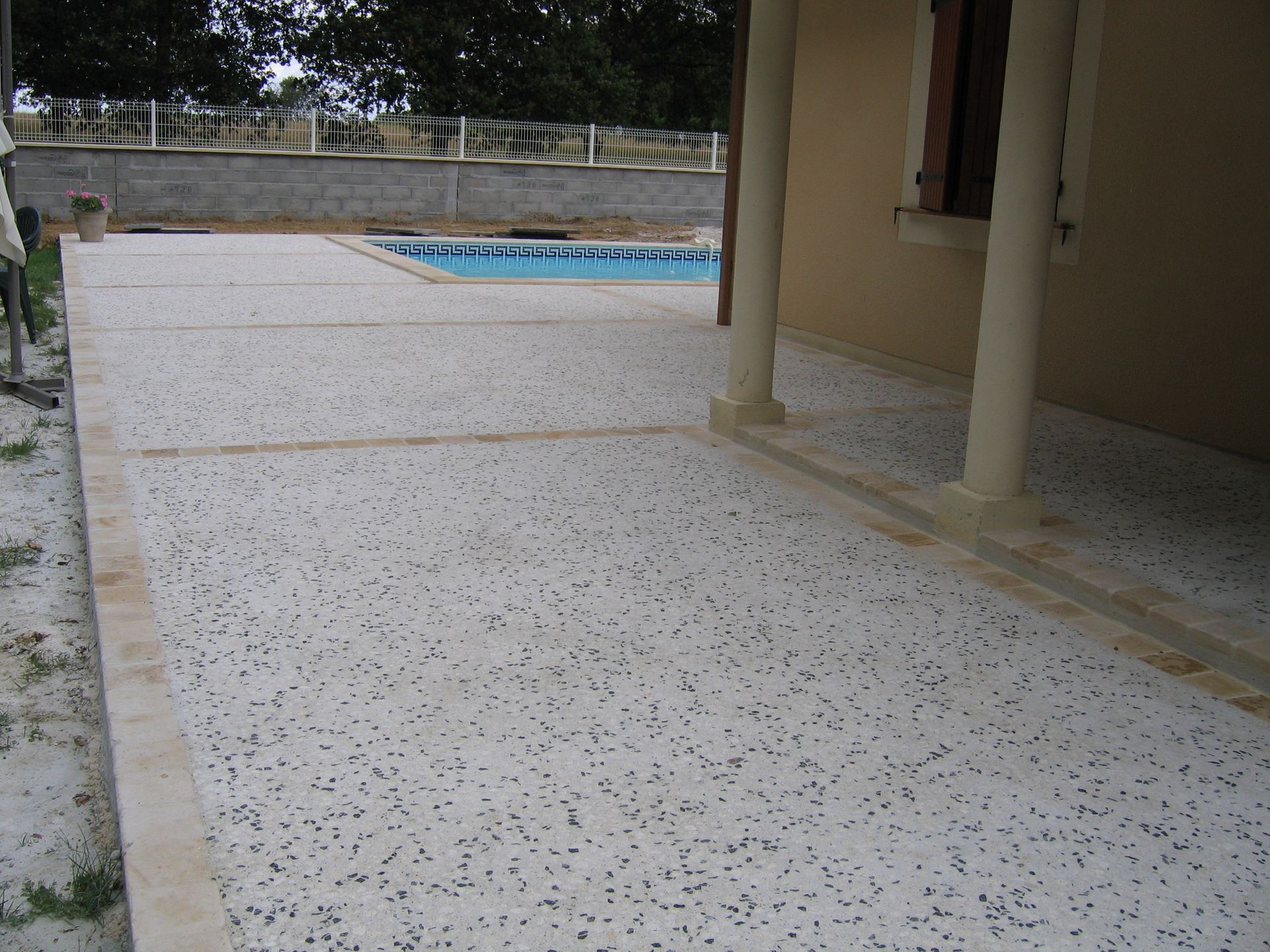 Colonnes en pièces et terrasse en béton bouchardé