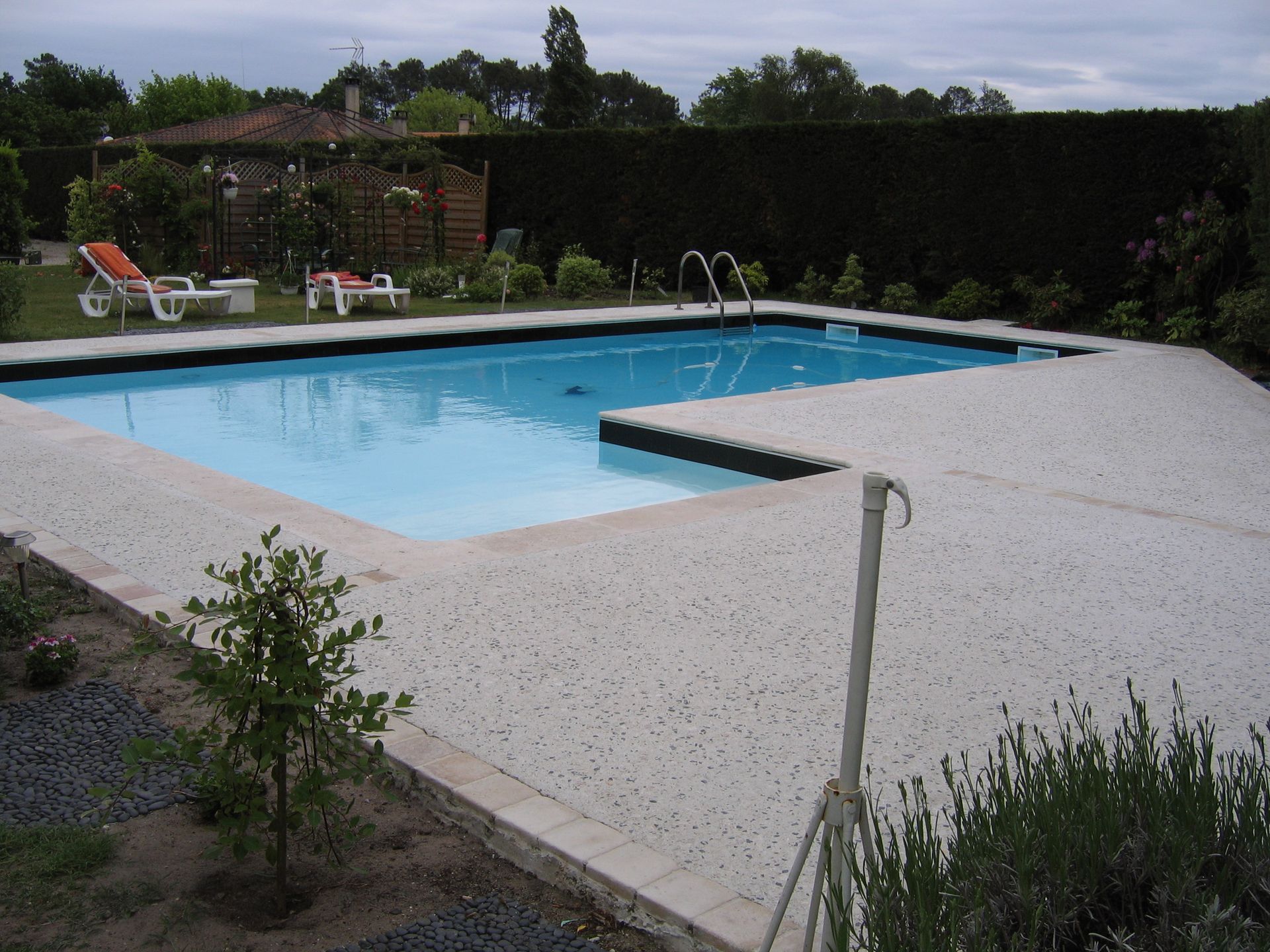 Texture de béton bouchardé jaune