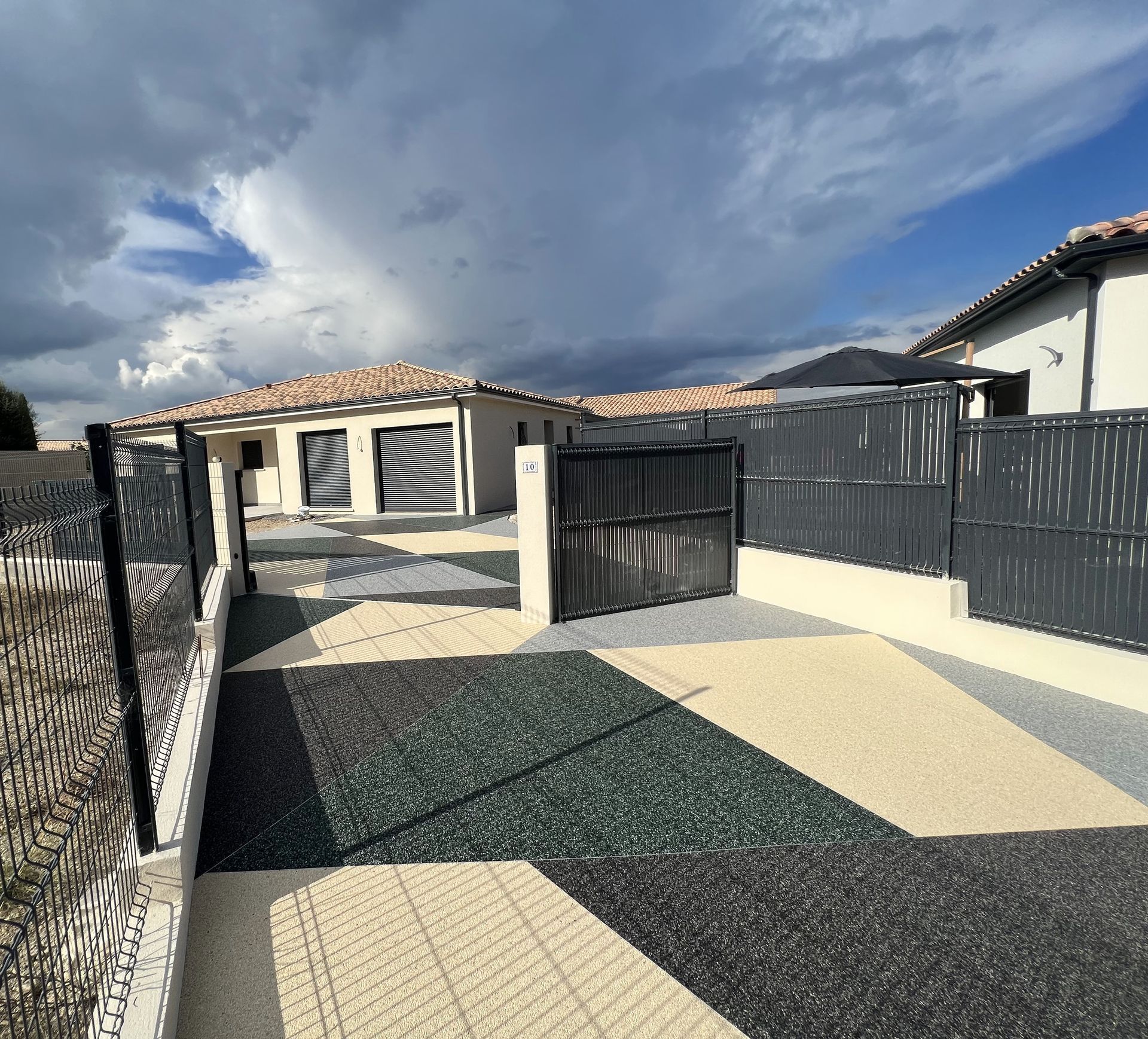 Moquette en granulats de pierre autour d'une maison