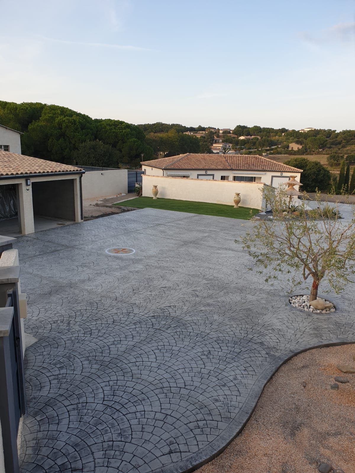 Une terrasse en béton imprimé avec piscine