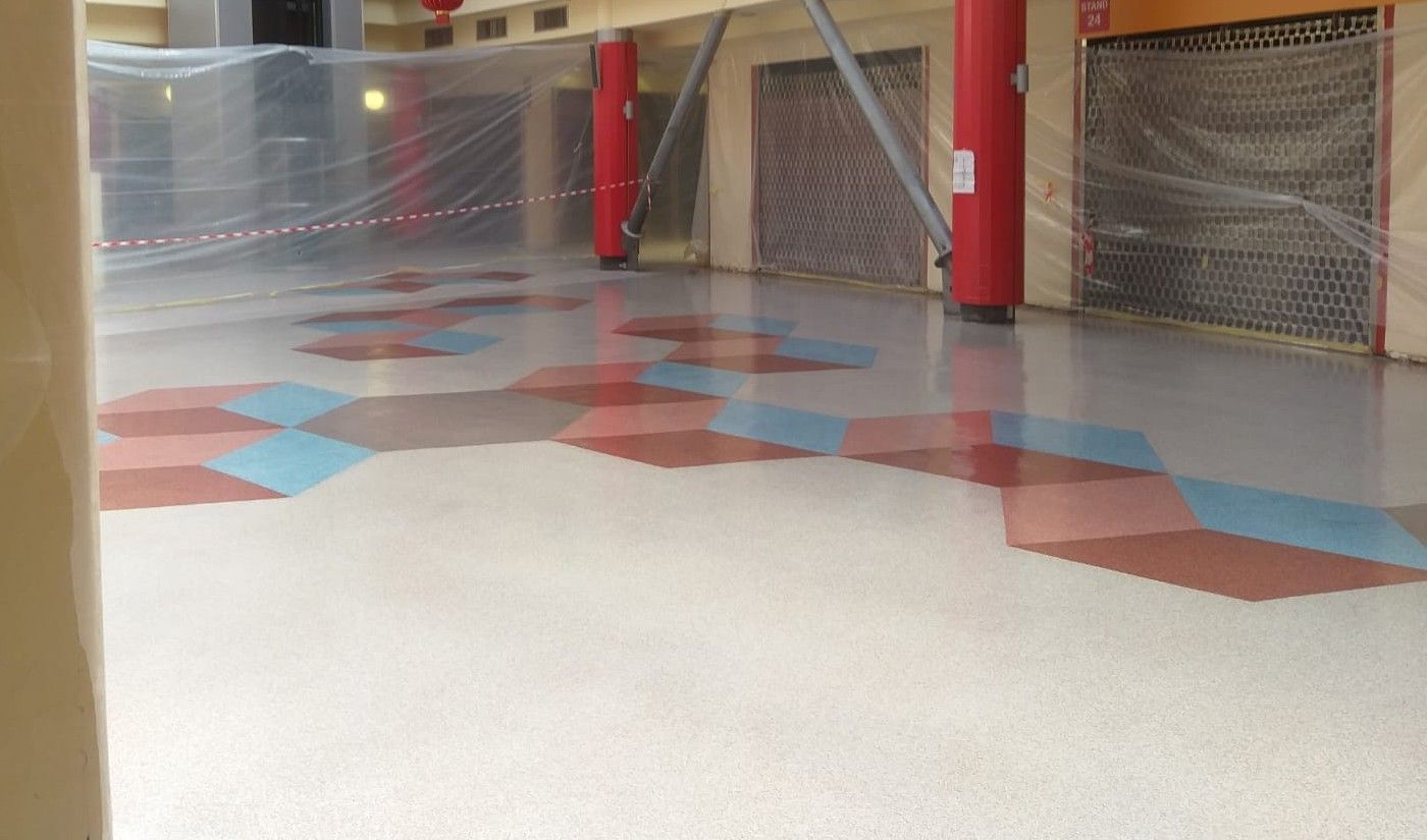 Sol en quartz coloré dans une cuisine