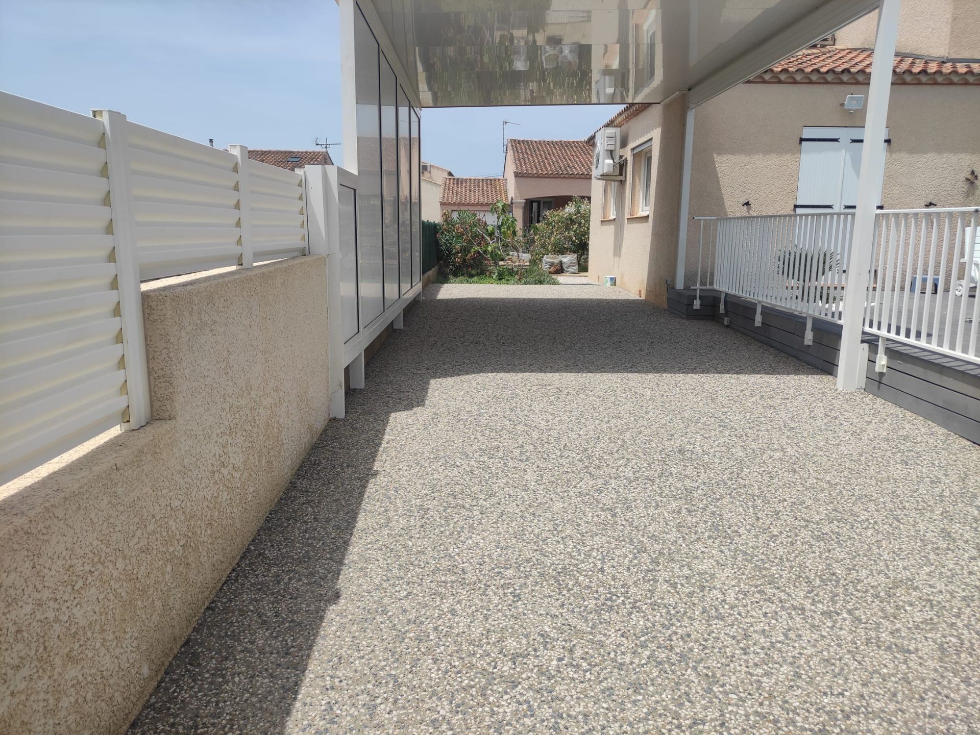 Chemin dans jardin en béton