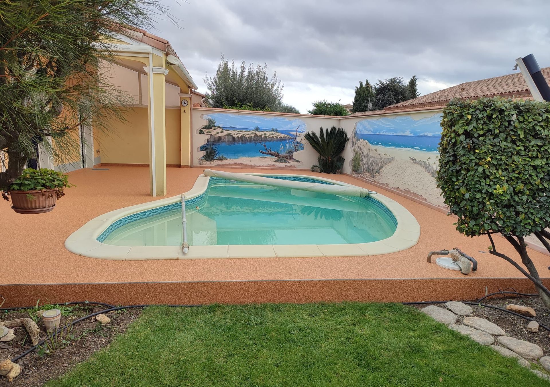 Vue panoramique sur une piscine