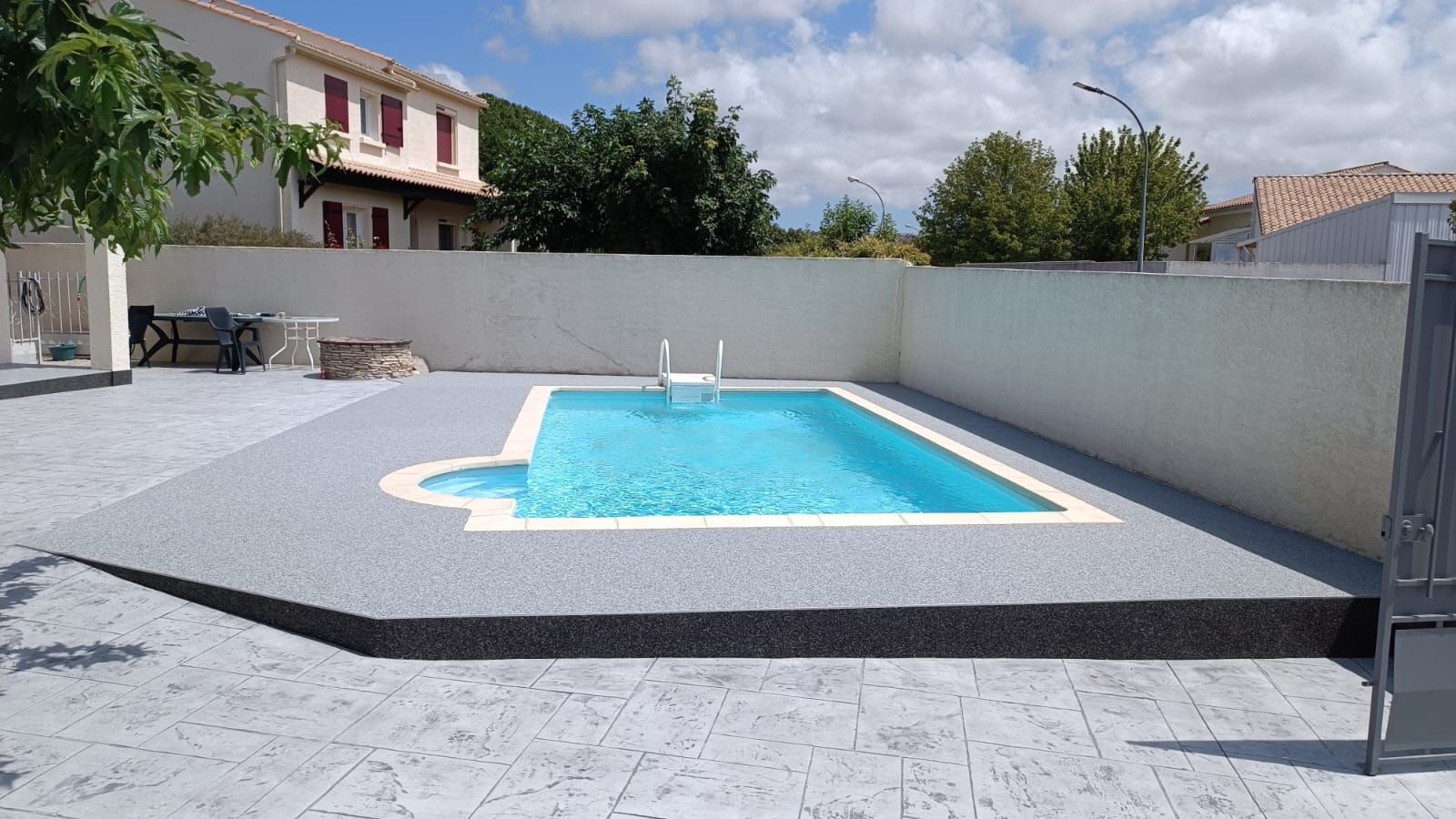 Terrasse de piscine avec moquette en granulats de marbre