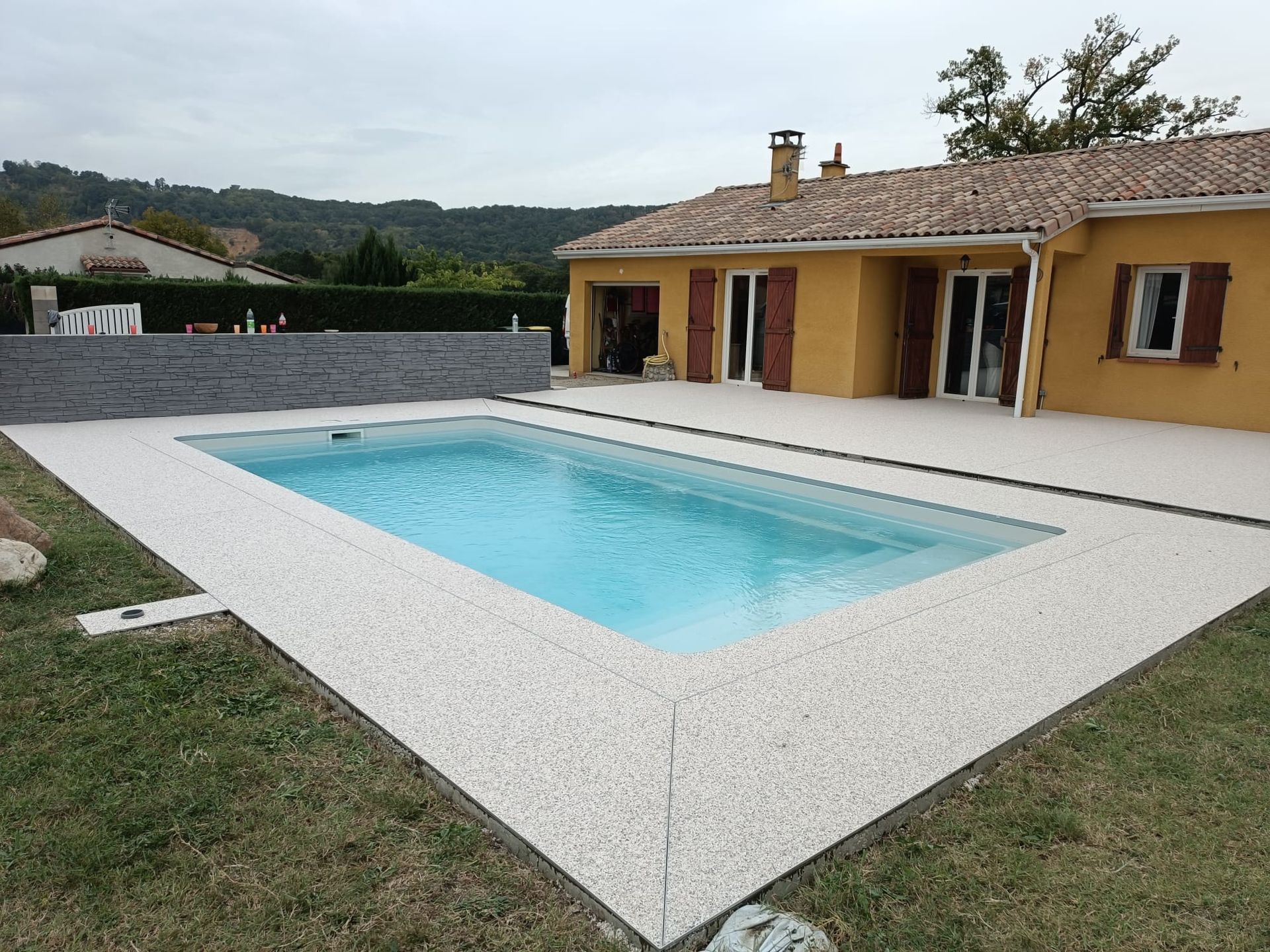 Petites marches en moquette en granulats de marbre