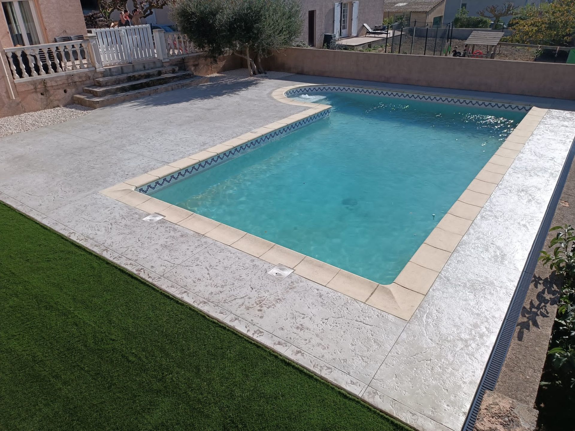 Béton imprimé contournant une piscine