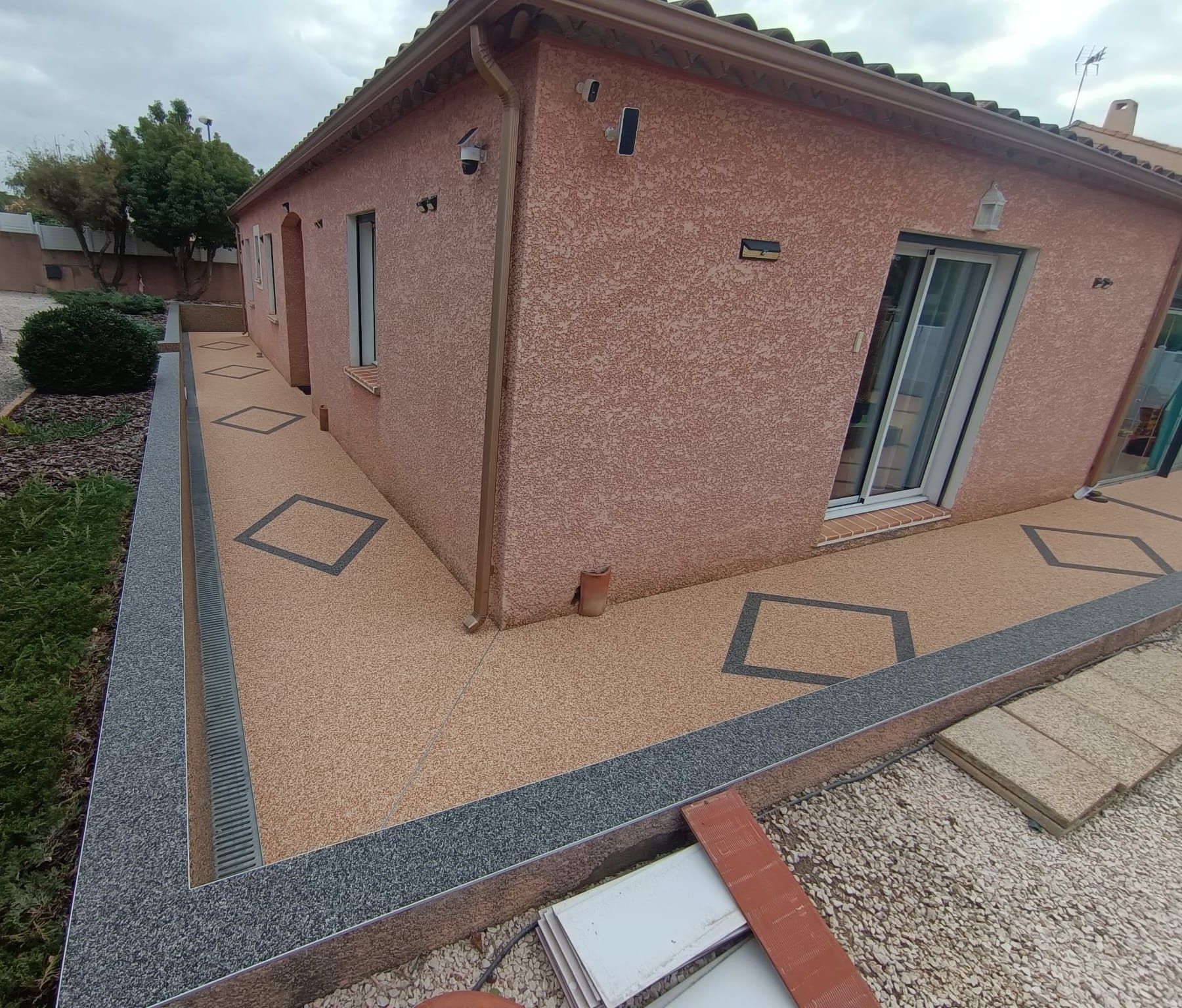 Résine colorée en rouge d'une grande pièce