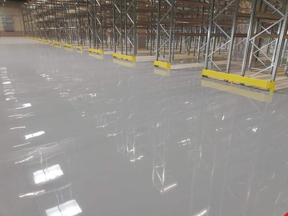 L'entrée d'une maison avec moquette en granulats en marbre