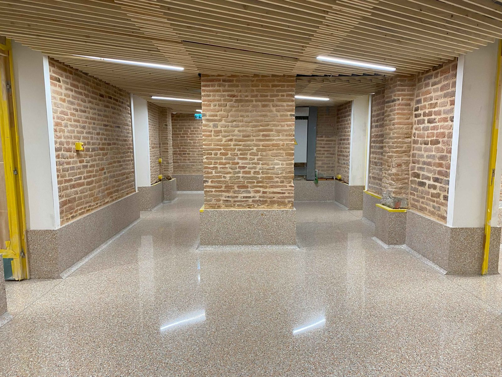 Terrazzo aux tons gris beige et escalier