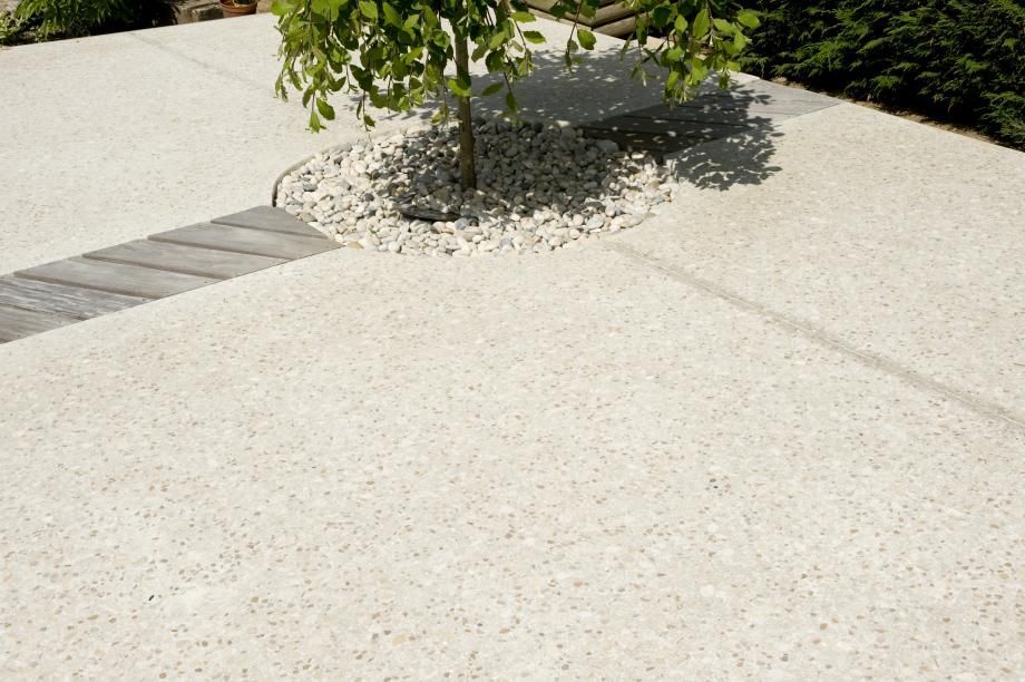 Sol en béton bouchardé