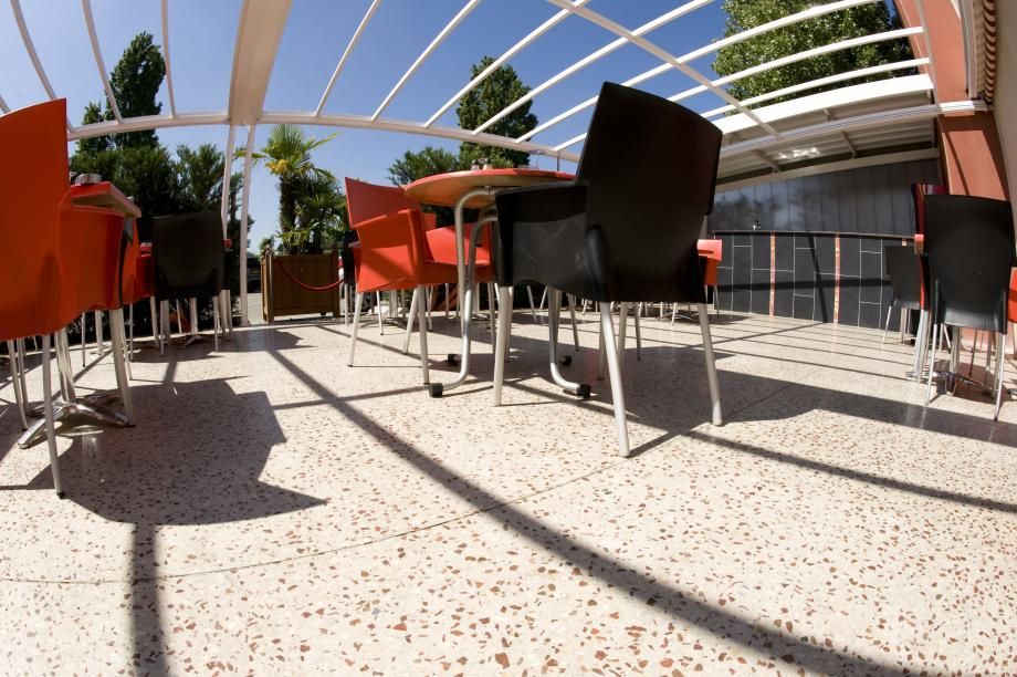 Une pièce vide et un sol en béton poli