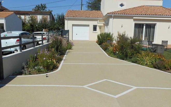 Béton drainant d'une cour de maison