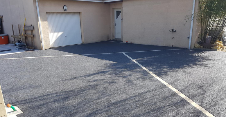 Béton drainant à l'entrée d'une maison