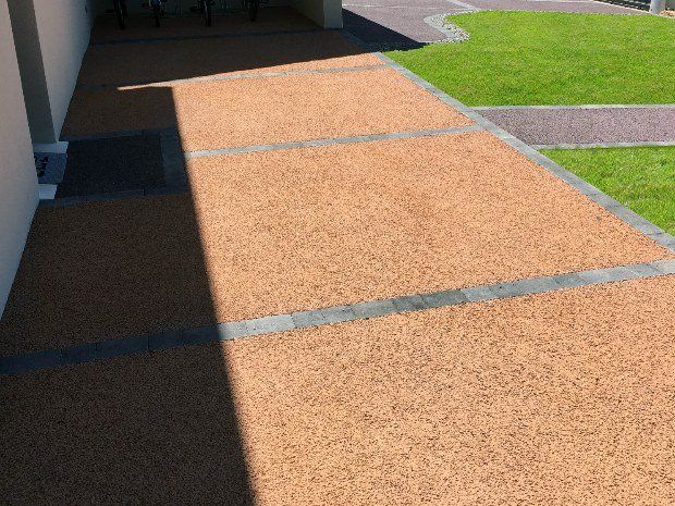 Béton drainant le long d'une maison