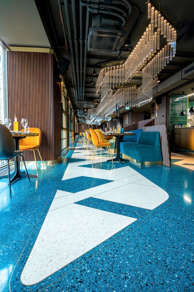 Terrazzo d'un bar bleu et blanc