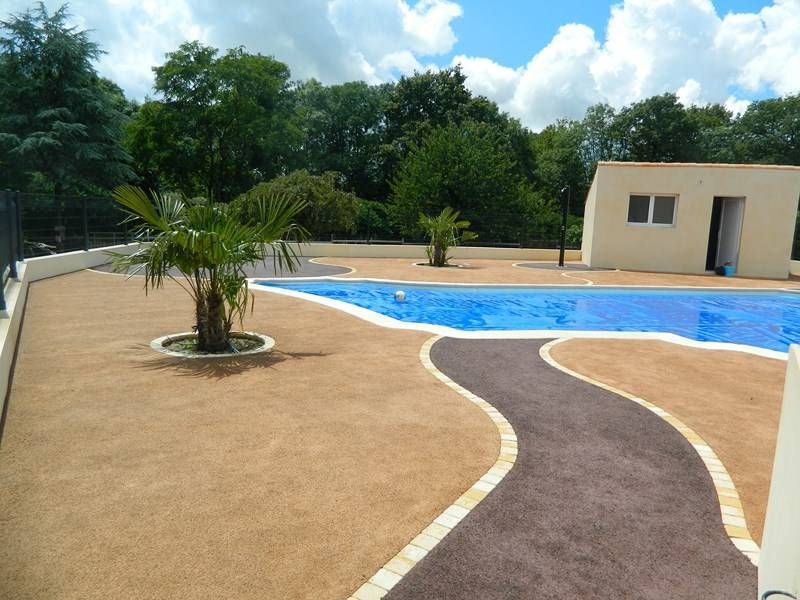 Une pièce vide avec des grandes fenêtres