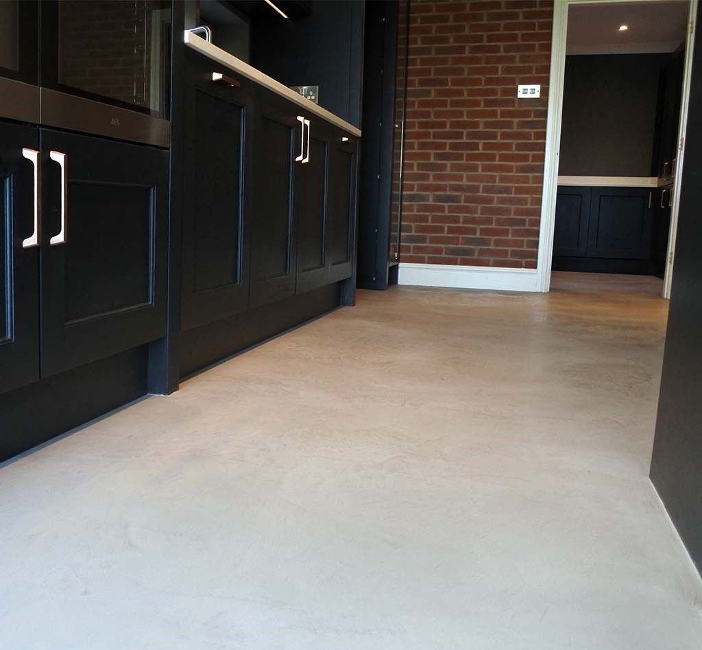 Cuisine avec un sol en béton ciré blanc