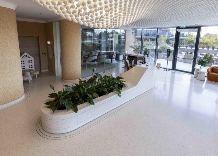 Hall d'une clinique avec un sol en terrazzo