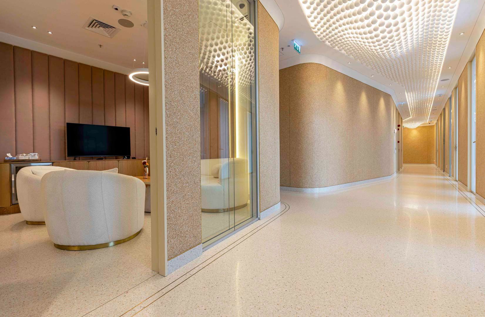 Couloir d'une clinique avec un sol en terrazzo