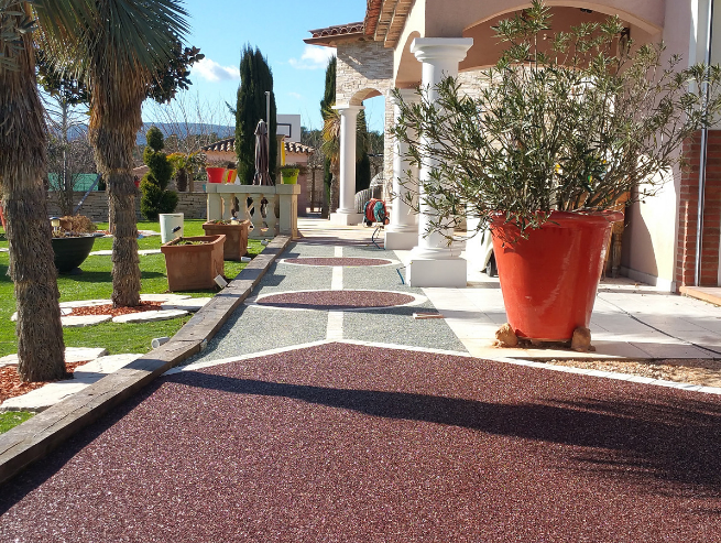 Du sol en EPMD sur une allée le long d'un bâtiment