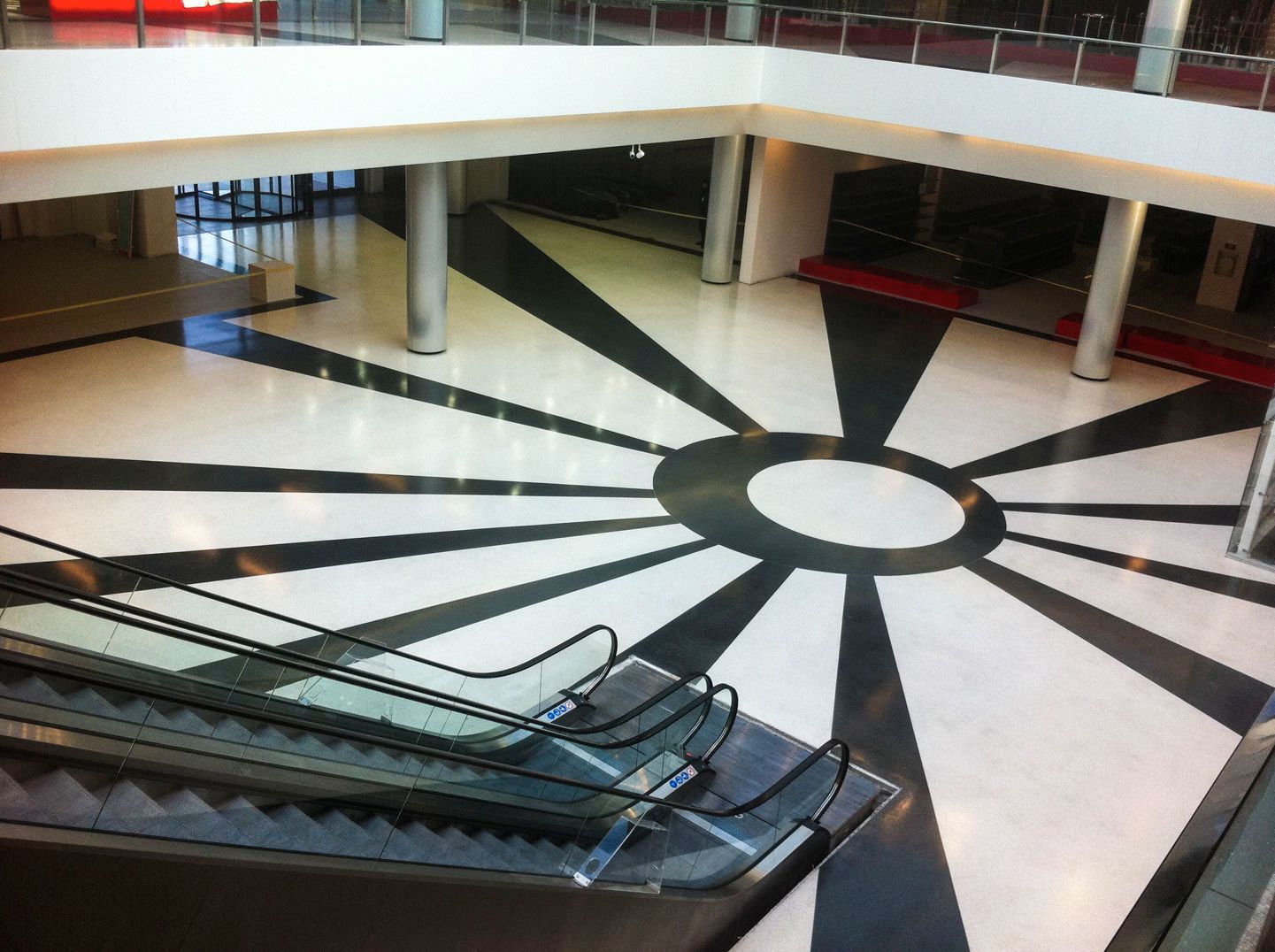 Terrazzo aux motifs géométriques noirs et blancs