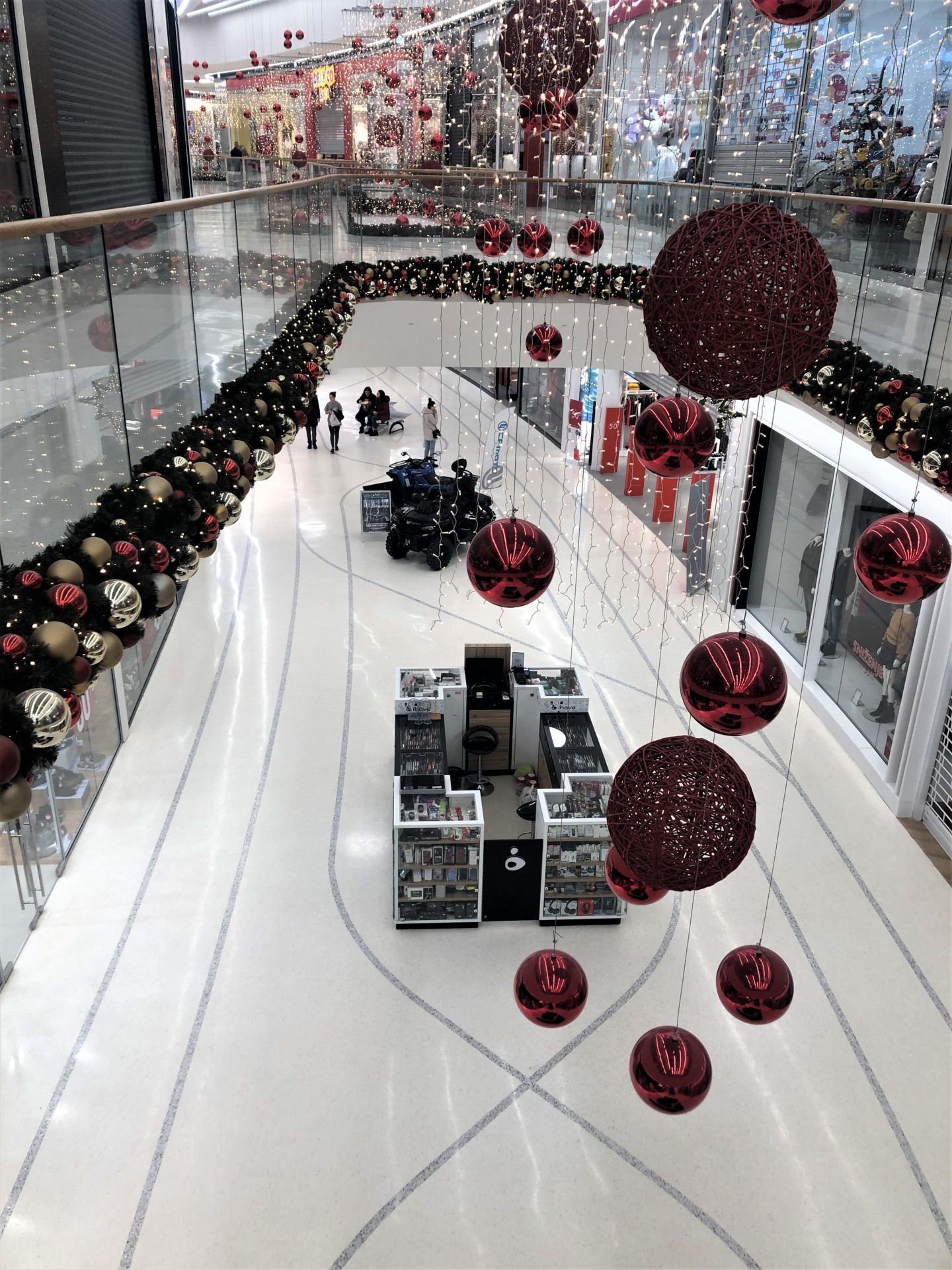 Salle de restauration avec un sol en terrazzo bleu