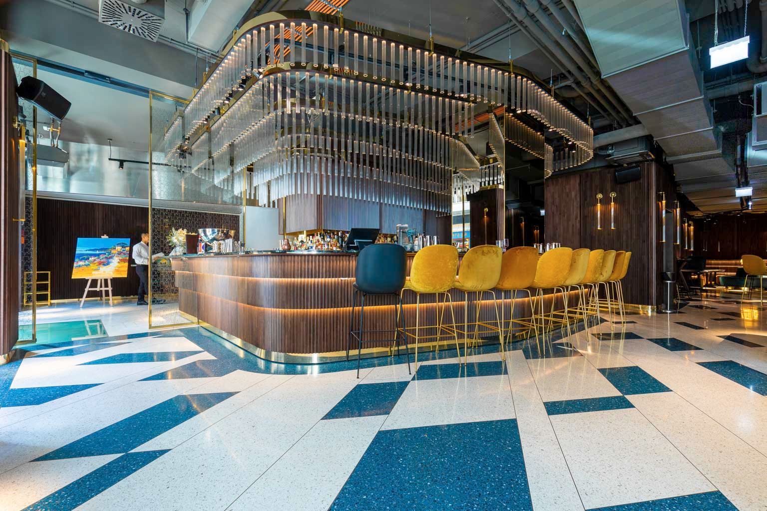 Une salle de restauration avec un sol en béton coloré