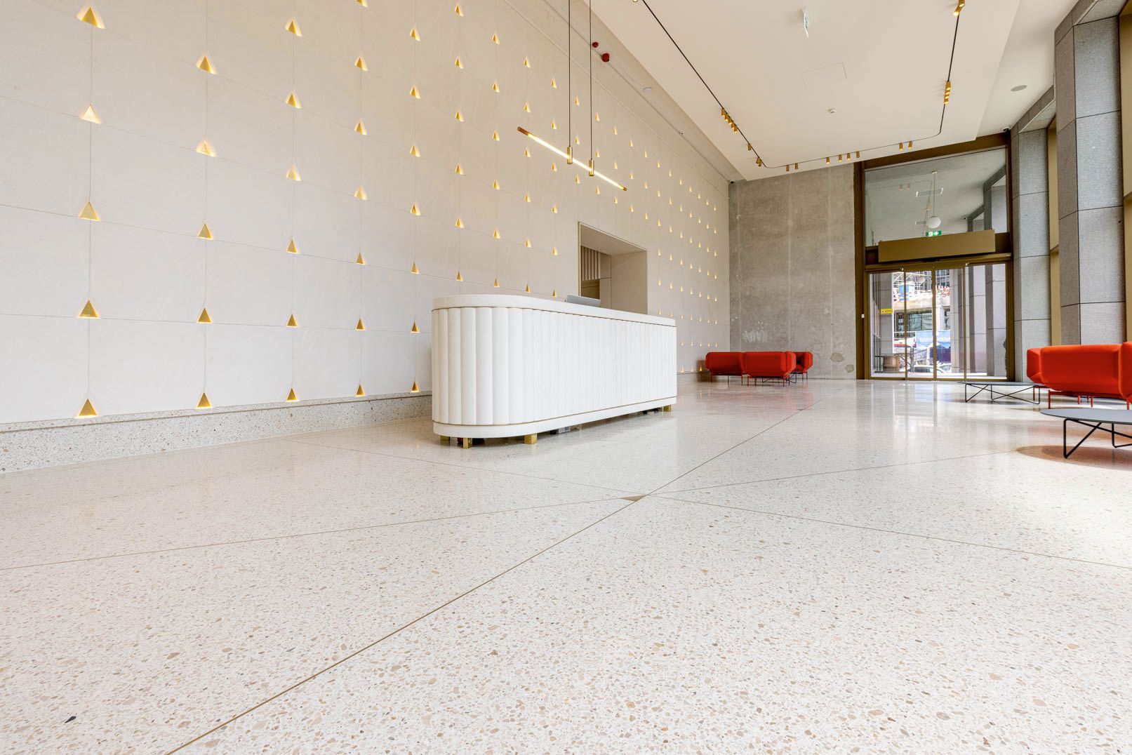 Salle d'attente avec fauteuils blancs