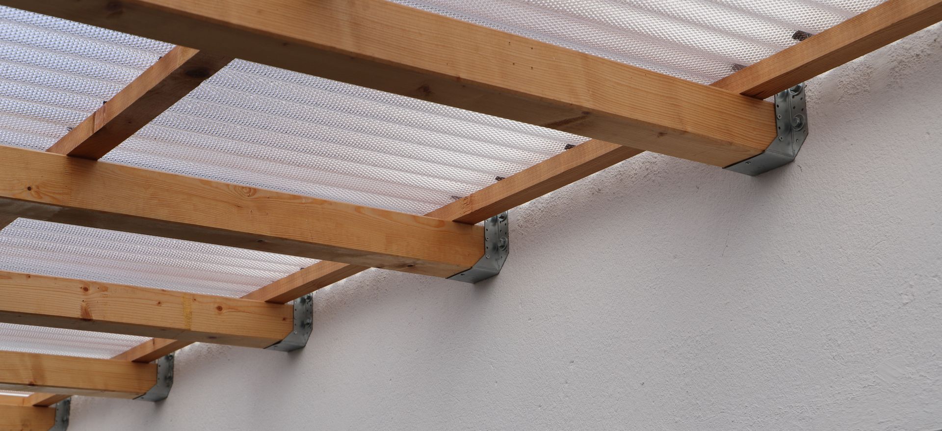 Deux chaises sont disposées devant une grande fenêtre avec vue sur la plage et l'océan.