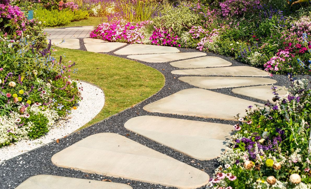 Allée en pavé avec des fleurs
