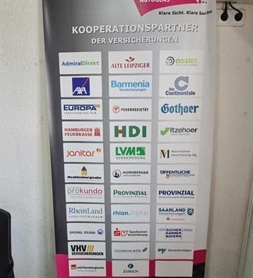 A sign that says ' cooperationspartner der versicherungen ' on it