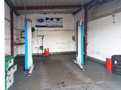 Eine Garage mit einem Schild mit der Aufschrift „nt“ darauf