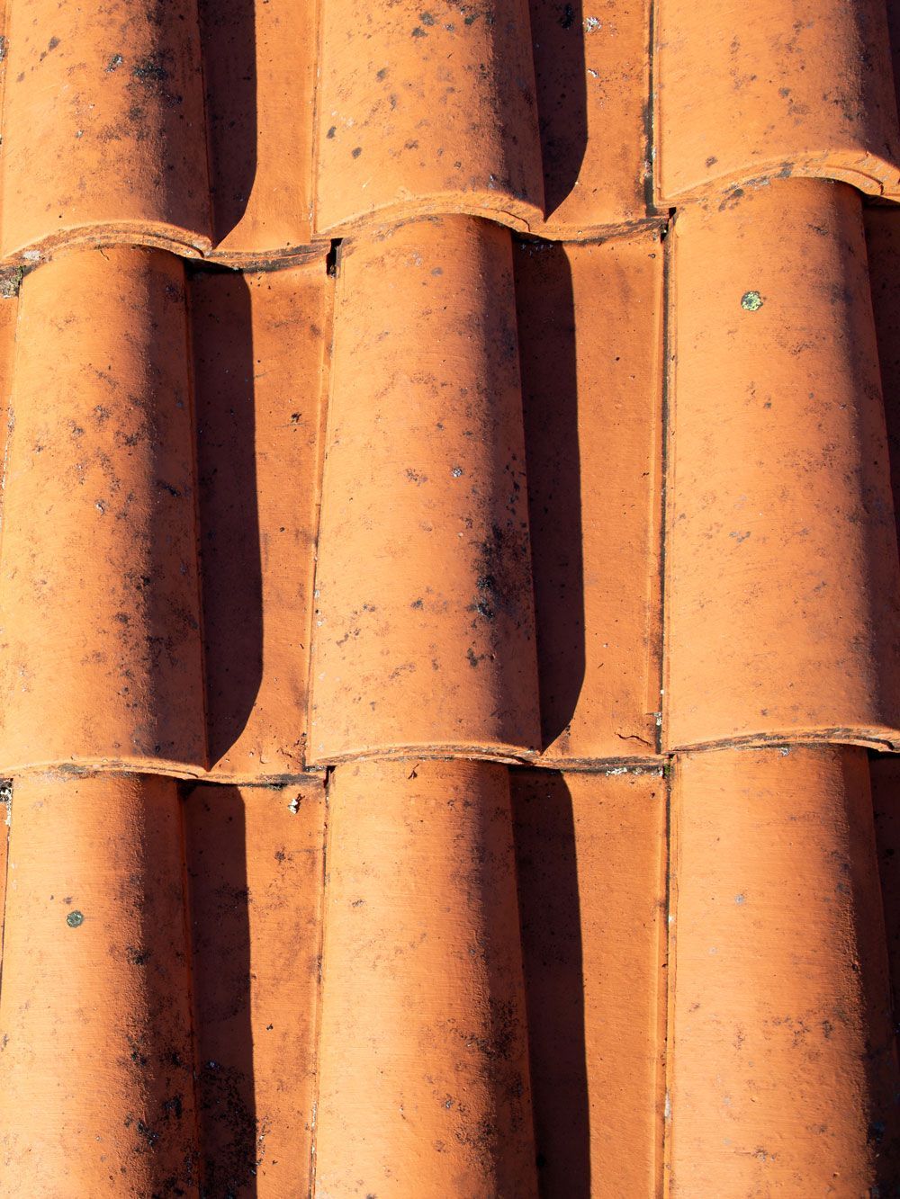 Eine Nahaufnahme einer Reihe roter Dachziegel.