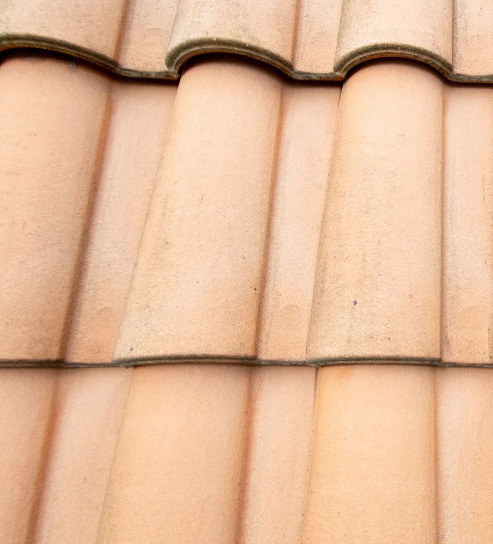 Eine Nahaufnahme einer Reihe von Dachziegeln.