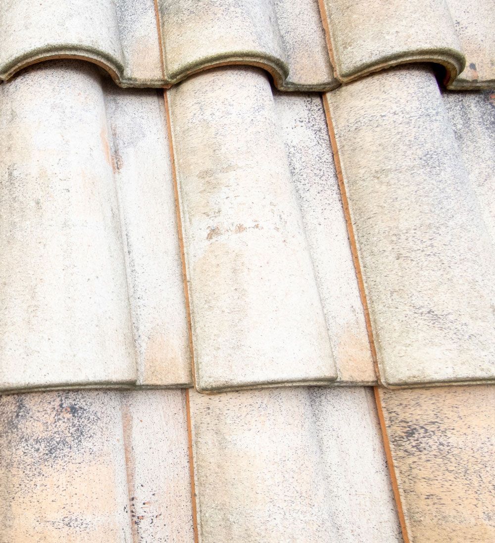 Eine Nahaufnahme einer Reihe von Dachziegeln.